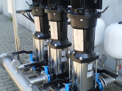 Zestaw pompowy dla instalacji wody bytowej sterowany przetwornicami częstotliwości