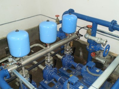 Zestaw pompowy w instalacji dostarczającej wodę do szkółek leśnych.